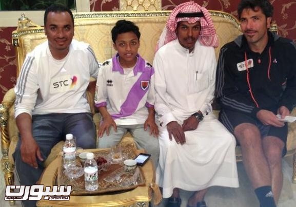 صورة اللاعب ووالده بجانب مسؤولي الشباب