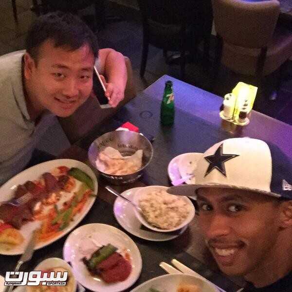 صورة انتشرت في تويتر عن لقاء يجمع اللاعب ووكيل اللاعبين تشن شوي