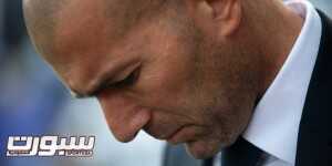 Real Madrid's French head coach Zinedine Zidane looks downwards before the Spanish league football match Malaga CF vs Real Madrid CF at La Rosaleda stadium in Malaga on February 21, 2016. / AFP / JORGE GUERRERO