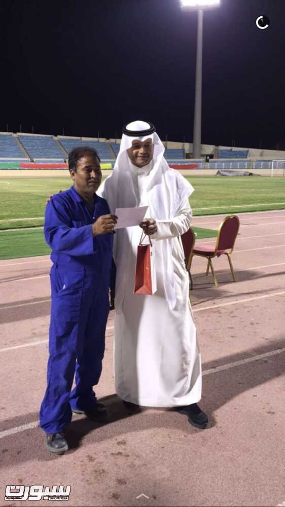ادارة ملعب الأحساء تكرم عامل