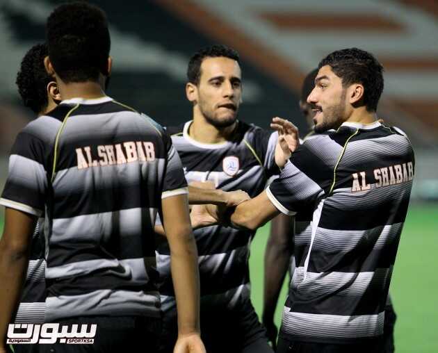 بالصور مغربي يشارك في تدريبات