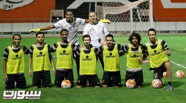 بالصور مغربي يشارك في تدريبات