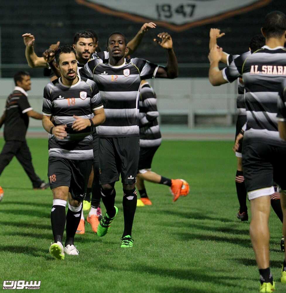 بالصور مغربي يشارك في تدريبات