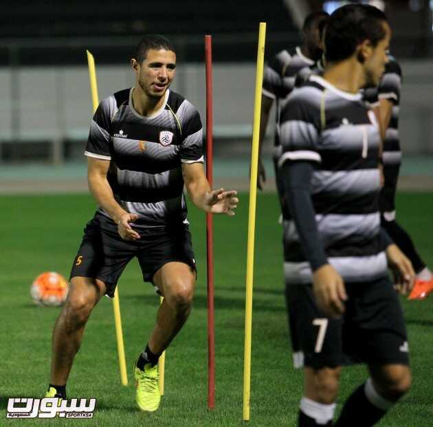 بالصور مغربي يشارك في تدريبات