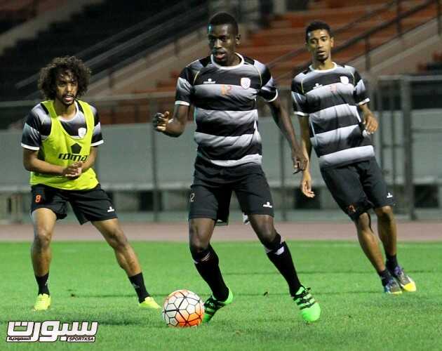 بالصور مغربي يشارك في تدريبات