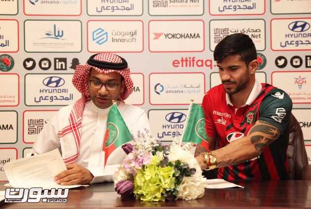 بالصور البرازيلي ليوناردو ألفيس أول