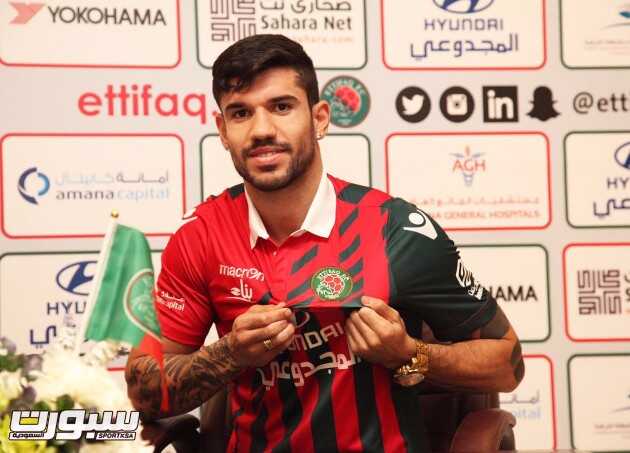 بالصور البرازيلي ليوناردو ألفيس أول