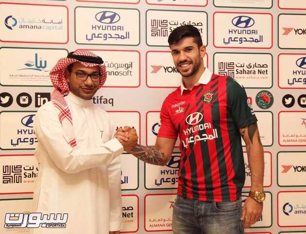 بالصور البرازيلي ليوناردو ألفيس أول