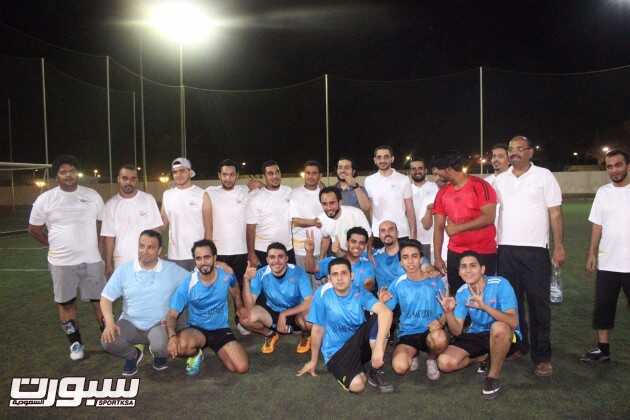 صورة جماعية للفريقين