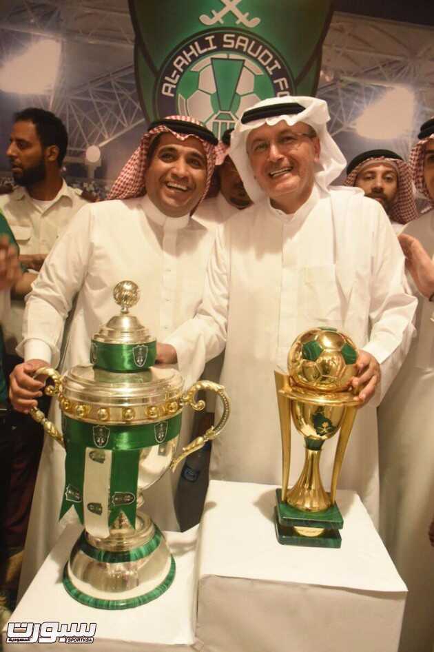 الاحمدي مع الرمز الاهلاوي وامامها كؤوس الذهب