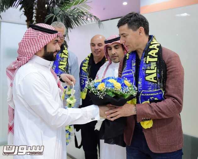بالصور وصول مدرب التعاون كالزيتش