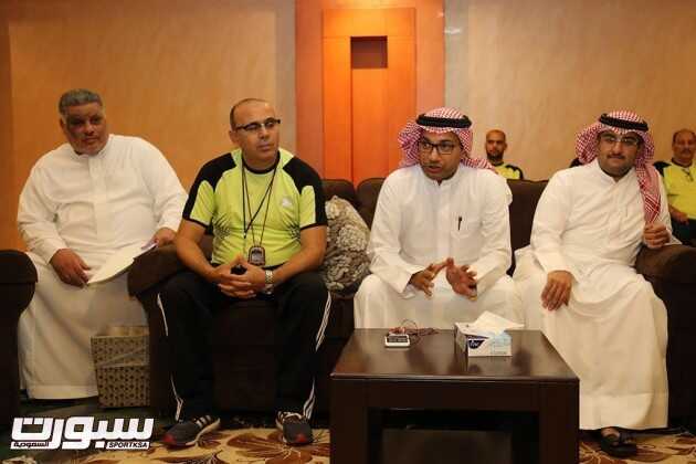 بالصور الدبل يجتمع بلاعبي الاتفاق