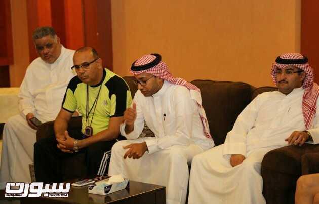 بالصور الدبل يجتمع بلاعبي الاتفاق