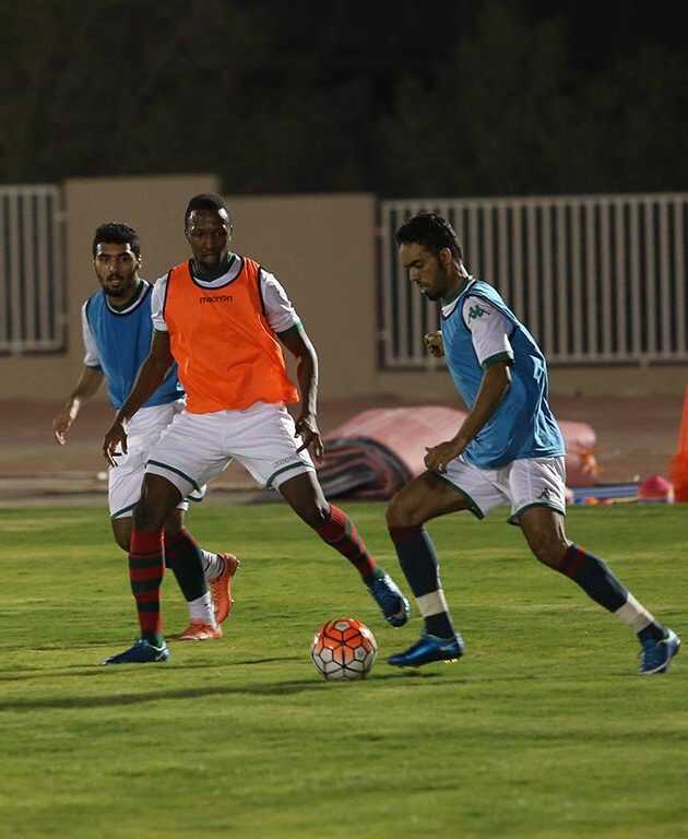 بالصور الدبل يجتمع بلاعبي الاتفاق