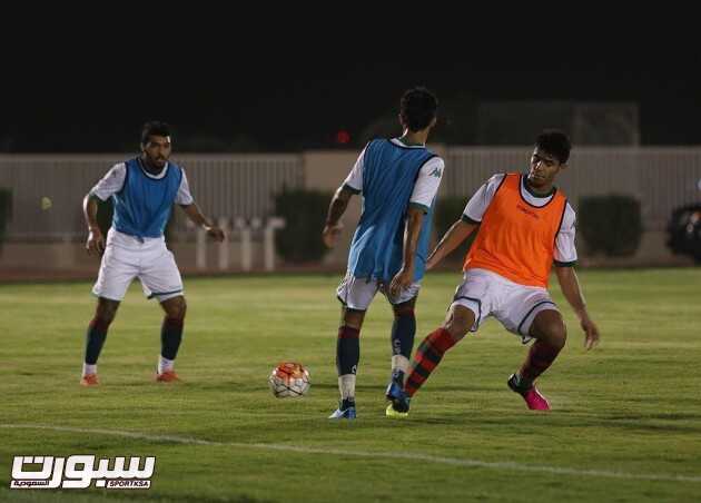 بالصور الدبل يجتمع بلاعبي الاتفاق