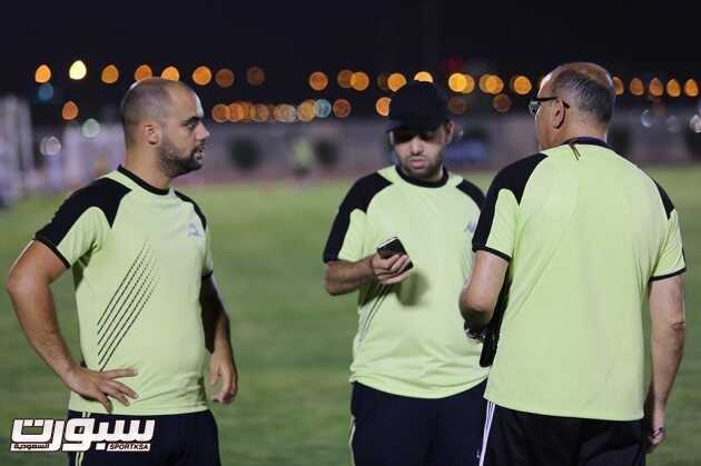 بالصور الدبل يجتمع بلاعبي الاتفاق