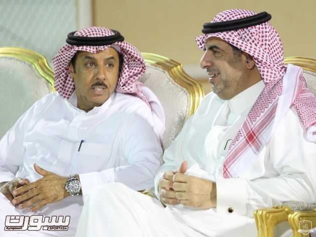 بالصور الشباب يؤدي مناورة كروية