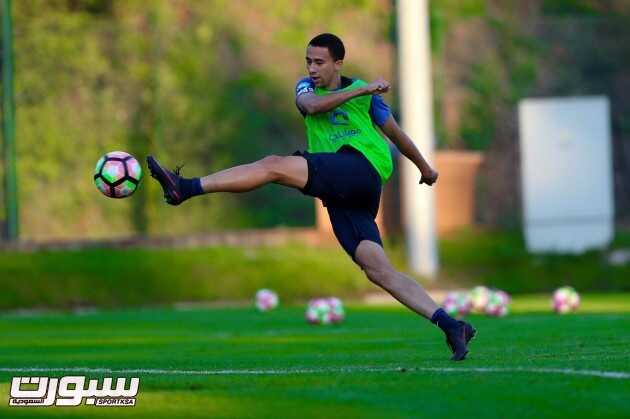 بالصور الهلال يؤدي مراناً فنياً