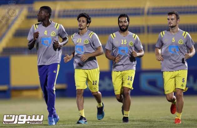 بالصور ماميتش يوضح للاعبي النصر