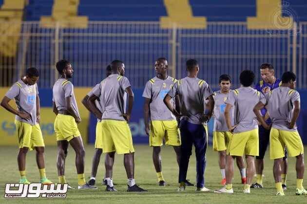 بالصور ماميتش يوضح للاعبي النصر