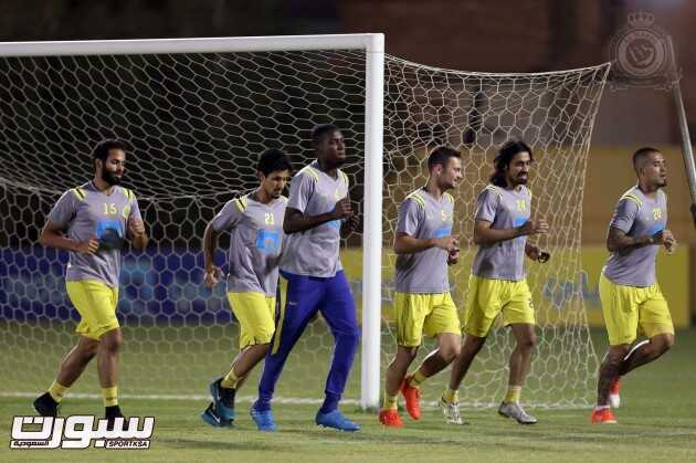 بالصور ماميتش يوضح للاعبي النصر