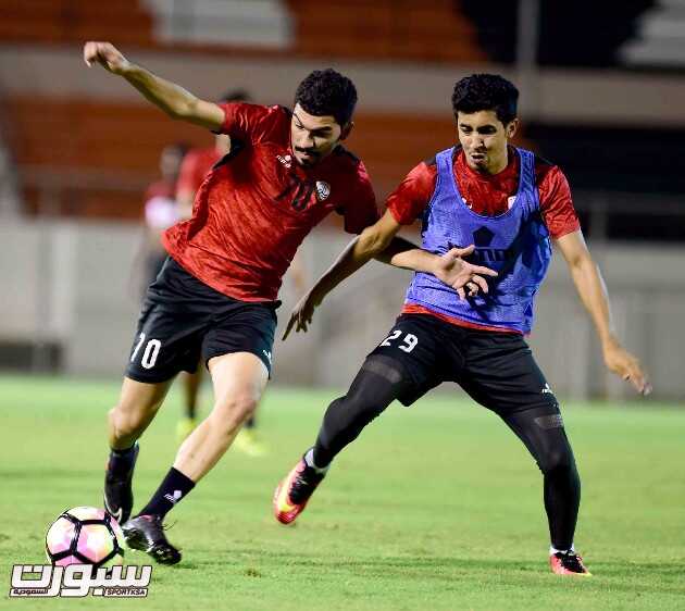 بالصور الشباب يؤدي مرانه الرئيسي