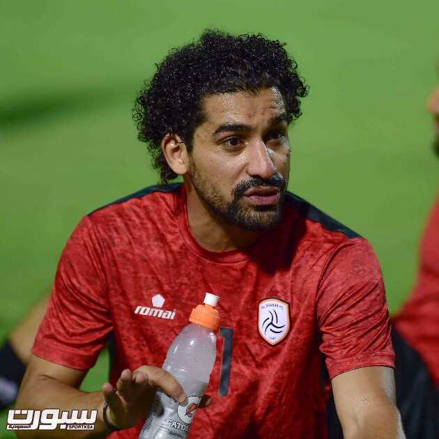بالصور الشباب يؤدي مرانه الرئيسي