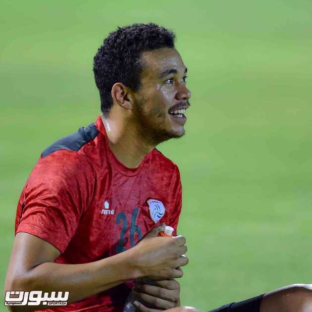 بالصور الشباب يؤدي مرانه الرئيسي