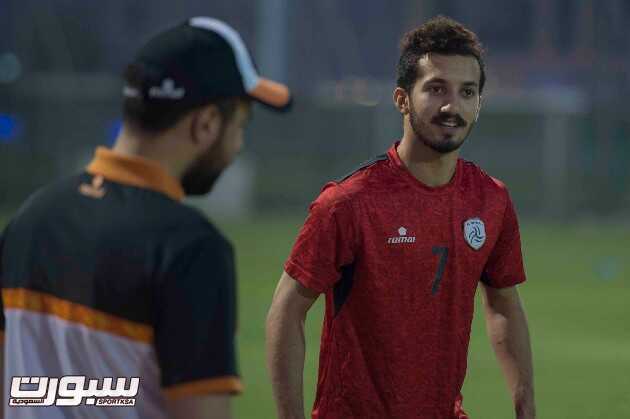 بالصور الشباب يؤدي مرانه الرئيسي