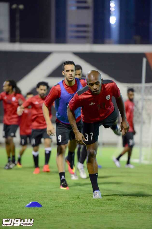 بالصور الشباب يؤدي مرانه الرئيسي