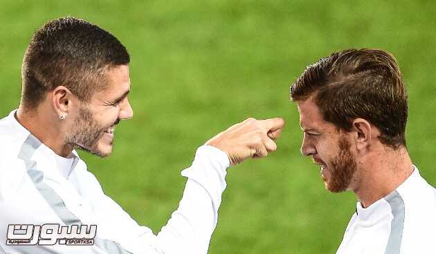 epa05560603 Inter Milan players Mauro Icardi (L) and Cristian Ansaldi (R) attend their team's training session in Prague, Czech Republic, 28 September 2016. Inter Milan will face Sparta Prague in the UEFA Europa League soccer match on 29 September 2016. EPA/FILIP SINGER