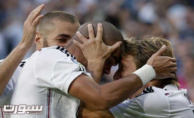 epa04463378 Real Madrid's Portuguese defender Pepe (L) jubilates with his team mate, Croatian midfielder Luka Modric (R) his goal against FC Barcelona during their Primera Division soccer match played at Santiago Bernabeu stadium in Madrid, Spain on 25 October 2014. EPA/Chema Moya