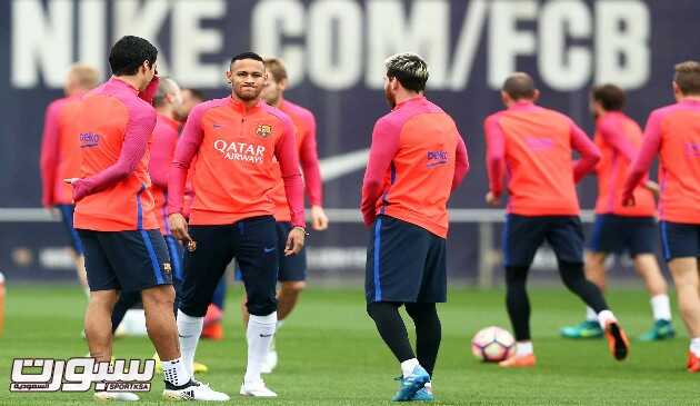 epa05596340 FC Barcelona players (L-R) Luis Suarez, Neymar, and Lionel Messi attend their team's training session in Sant Joan Despi, near Barcelona, northeastern Spain, 21 October 2016. FC Barcelona will face Valencia CF in the Spanish Primera Division soccer match on 22 October 2016. EPA/TONI ALBIR