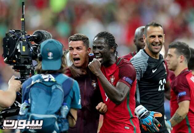 epa05419745 Portugal's Cristiano Ronaldo (L) and Eder celebrate their team's victory in the UEFA EURO 2016 Final match between Portugal and France at Stade de France in Saint-Denis, France, 10 July 2016. (RESTRICTIONS APPLY: For editorial news reporting purposes only. Not used for commercial or marketing purposes without prior written approval of UEFA. Images must appear as still images and must not emulate match action video footage. Photographs published in online publications (whether via the Internet or otherwise) shall have an interval of at least 20 seconds between the posting.) EPA/MIGUEL A. LOPES EDITORIAL USE ONLY