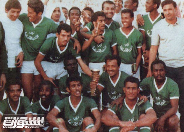 لاعبو الأهلي بعد تتويجهم باحدى القاب كأس الملك ويظهر في الصورة الرمز الأمير خالد بن عبدالله