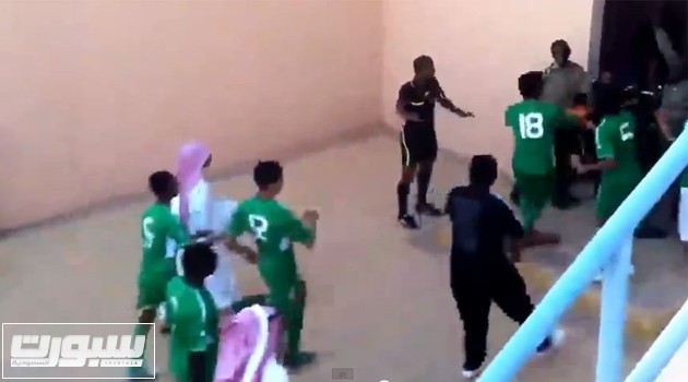 عدد من لاعبي أحد اندية الدرجة الثالثة يعتدون على الحكم