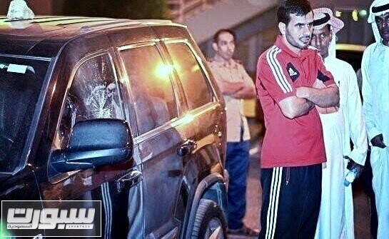 الحكم العمري بجانب سيارته