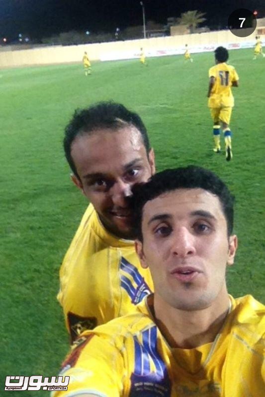الحويل محتفلاً مع زميله البركة بعد الهدف بطريقة السيلفي