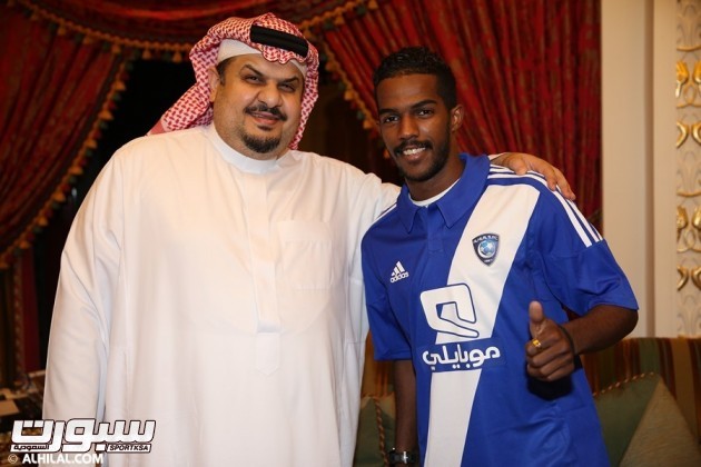 العابد وسمو رئيس الهلال بعد التوقيع- موقع الهلال