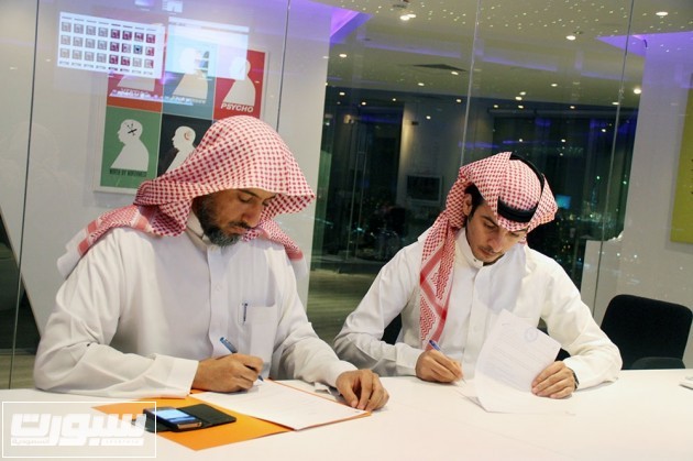 الغيث أثناء توقيعه العقد مع تكمال القابضة