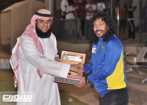 نقره لتكبير أو تصغير الصورة ونقرتين لعرض الصورة في صفحة مستقلة بحجمها الطبيعي