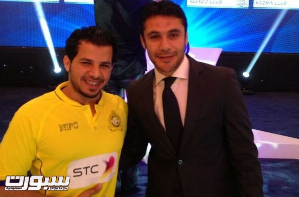 مدرب النصر بجانب لاعب منتخب مصر احمد حسن على هامش القرعة