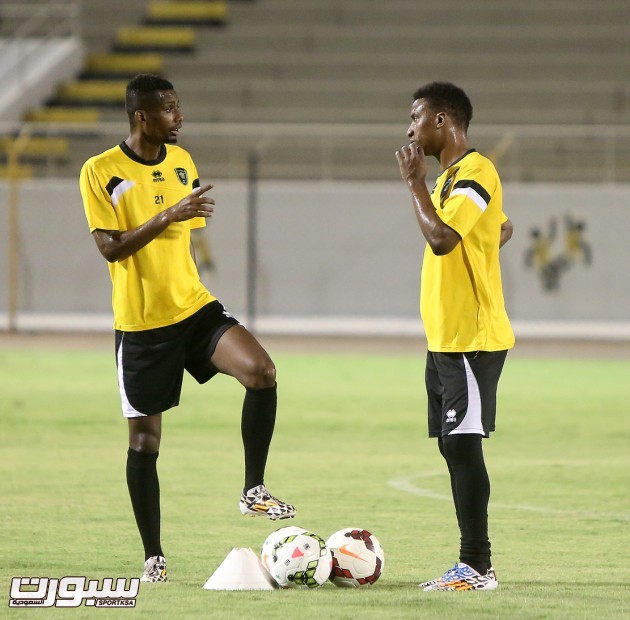 بالصور البلوي يجتمع بلاعبي الإتحاد