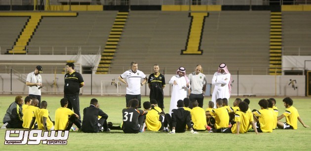 بالصور البلوي يجتمع بلاعبي الإتحاد