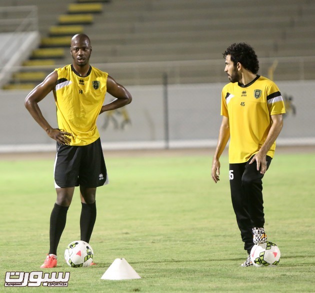 بالصور البلوي يجتمع بلاعبي الإتحاد