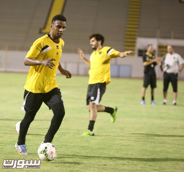 بالصور البلوي يجتمع بلاعبي الإتحاد