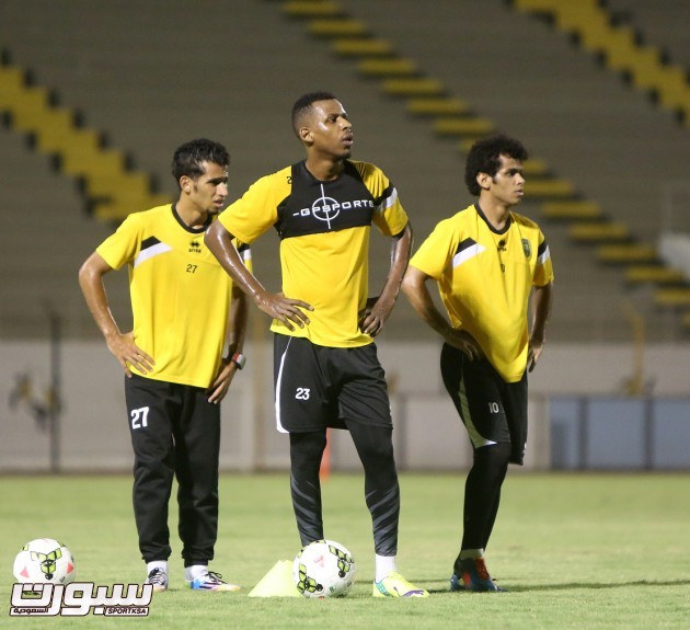 بالصور البلوي يجتمع بلاعبي الإتحاد