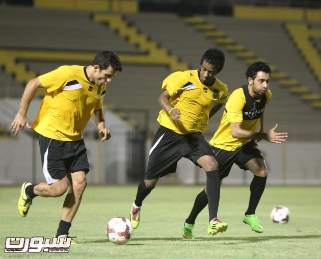 بالصور البلوي يجتمع بلاعبي الإتحاد