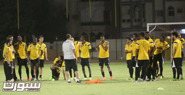 بالصور البلوي يجتمع بلاعبي الإتحاد