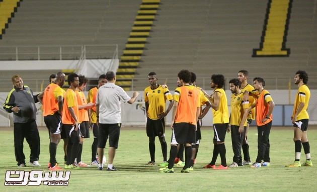 بالصور البلوي يجتمع بلاعبي الإتحاد